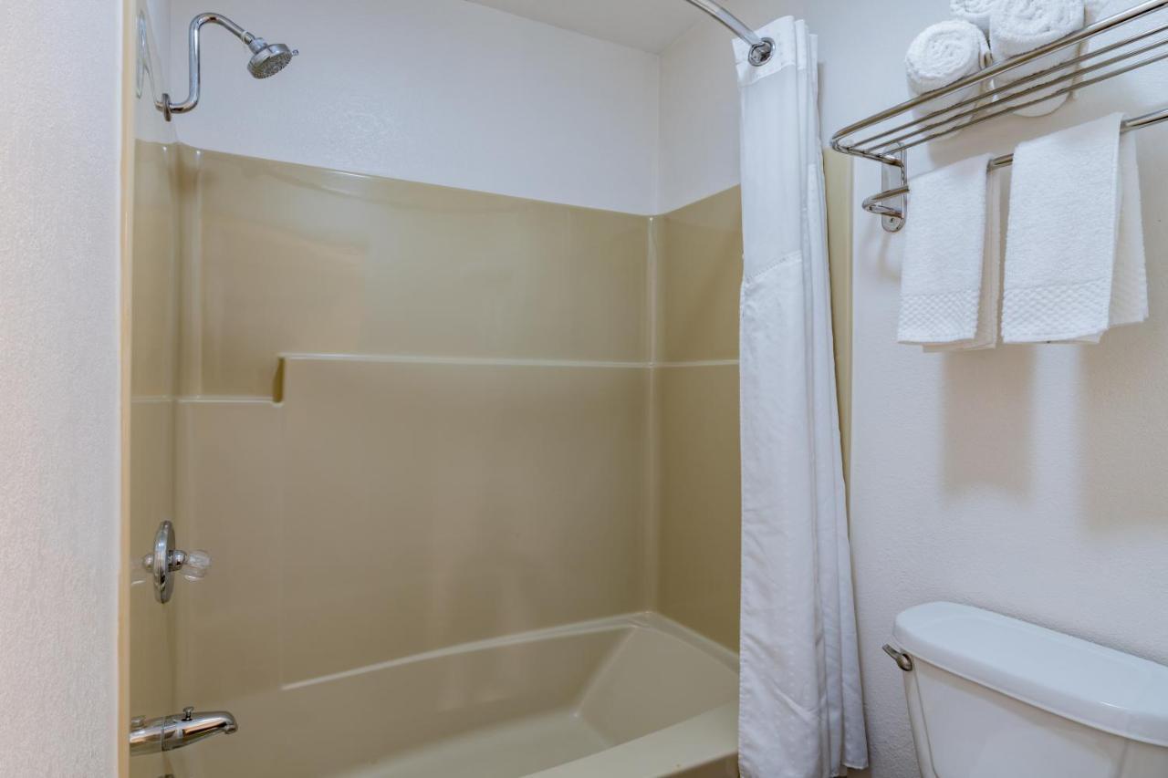 Super 8 by Wyndham Ukiah Hotel Bagian luar foto