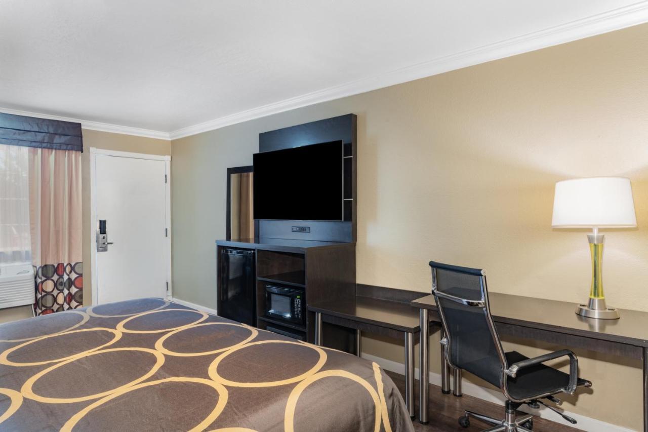 Super 8 by Wyndham Ukiah Hotel Bagian luar foto