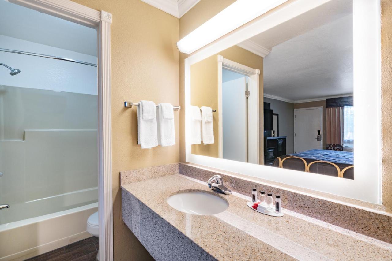 Super 8 by Wyndham Ukiah Hotel Bagian luar foto
