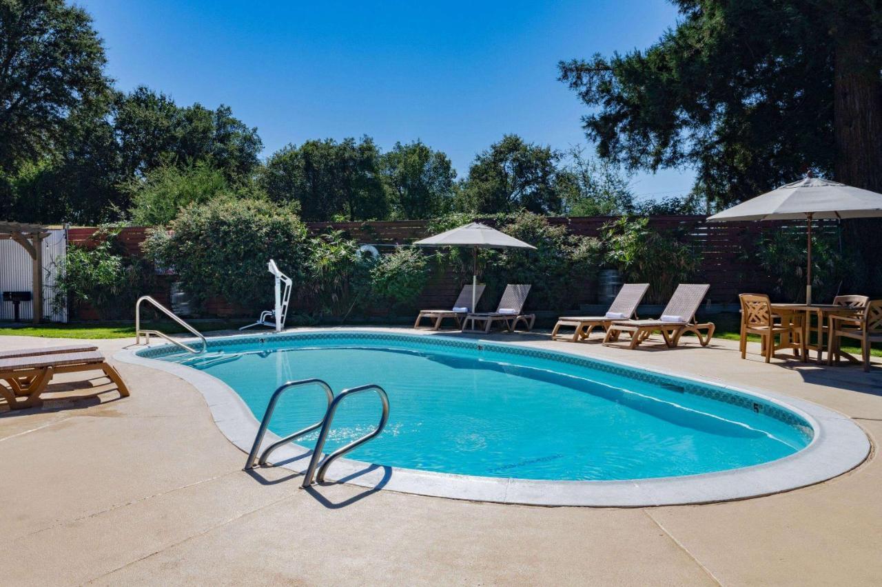 Super 8 by Wyndham Ukiah Hotel Bagian luar foto