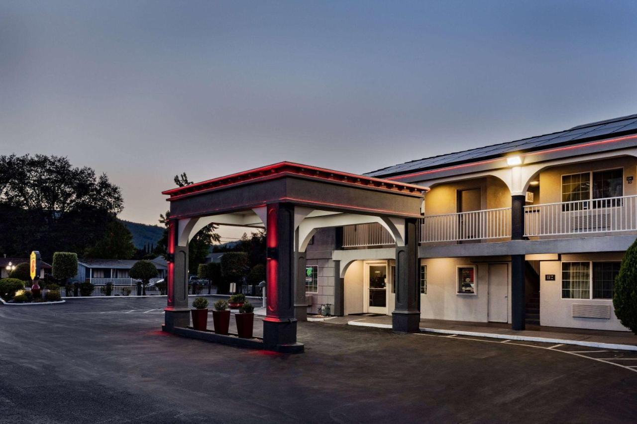Super 8 by Wyndham Ukiah Hotel Bagian luar foto