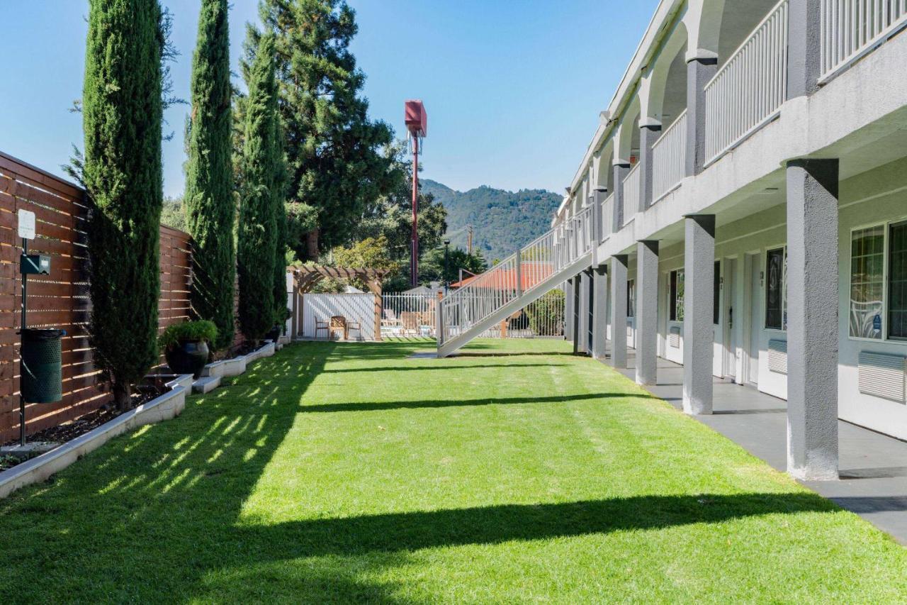 Super 8 by Wyndham Ukiah Hotel Bagian luar foto