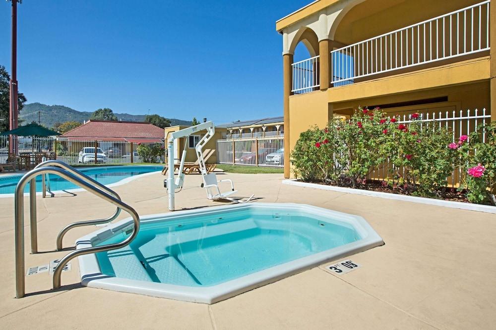 Super 8 by Wyndham Ukiah Hotel Bagian luar foto