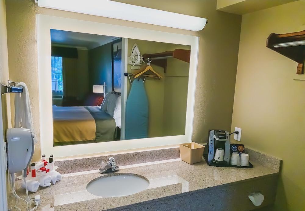 Super 8 by Wyndham Ukiah Hotel Bagian luar foto
