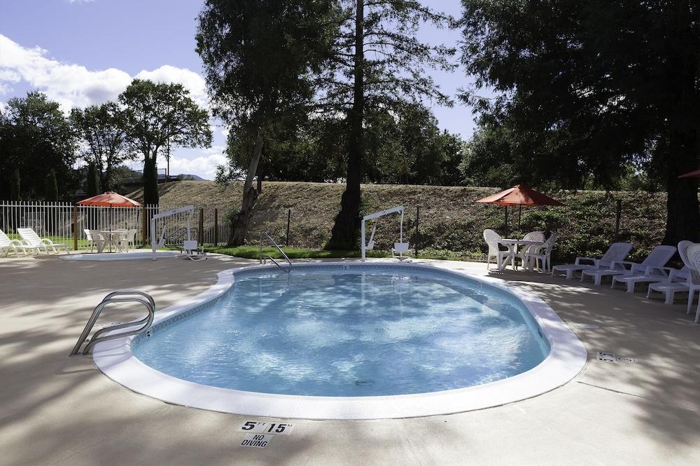 Super 8 by Wyndham Ukiah Hotel Bagian luar foto