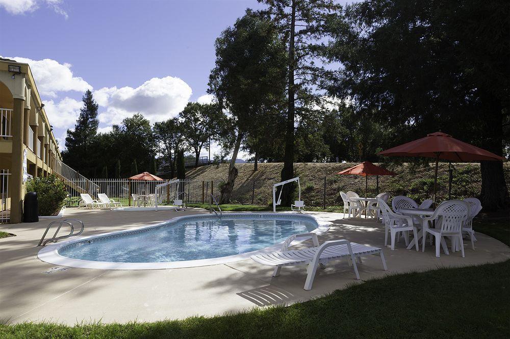 Super 8 by Wyndham Ukiah Hotel Bagian luar foto