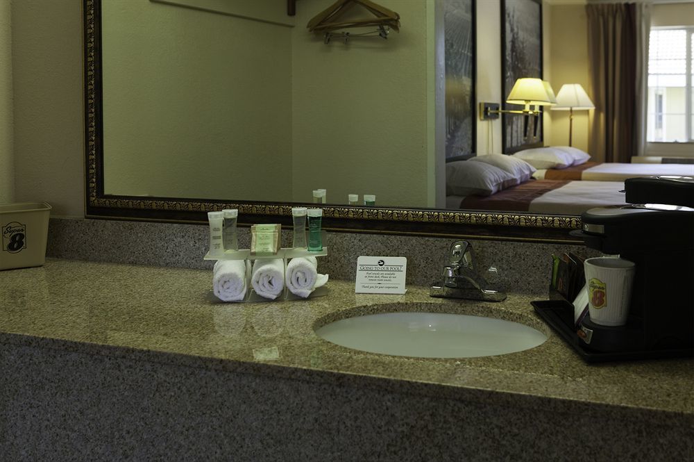 Super 8 by Wyndham Ukiah Hotel Bagian luar foto